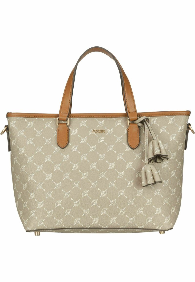 Sac fourre-tout beige avec un motif léger de feuilles, anses en cuir marron, pompons décoratifs et logo doré centré près du bord supérieur.