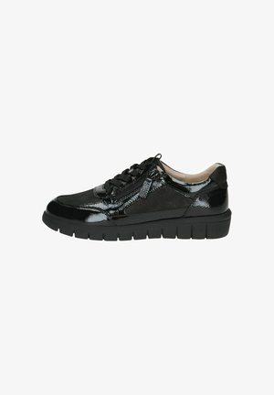 Sneaker din piele patent neagră cu un finisaj texturat, design cu șireturi, limbă căptușită și o talpă groasă din cauciuc cu striații. Detaliu cu fermoar lateral.