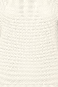 Nahaufnahme einer Person, die einen weißen, gestrickten Pullover mit geripptem Ausschnitt und strukturiertem Muster trägt.