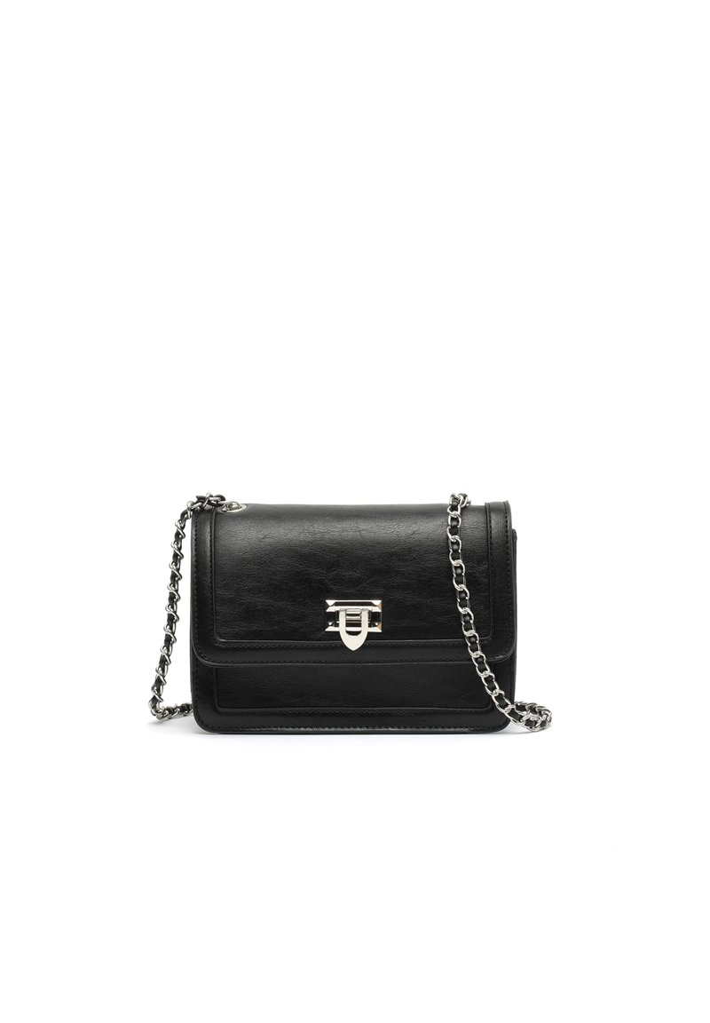 Černá kožená crossbody taška s texturovaným povrchem, stříbrným řetízkovým popruhem a kovovým zapínáním se logem na přední straně.