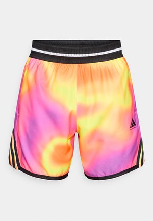 Pantalones cortos deportivos coloridos con un patrón degradado en tonos rosa, naranja y amarillo, con una cinturilla elástica negra y rayas laterales.