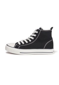 Zapatilla alta de lienzo negra con costuras blancas, puntera de goma y cordones redondeados. Cuenta con una suela blanca contrastante y una pestaña en el talón trasero.