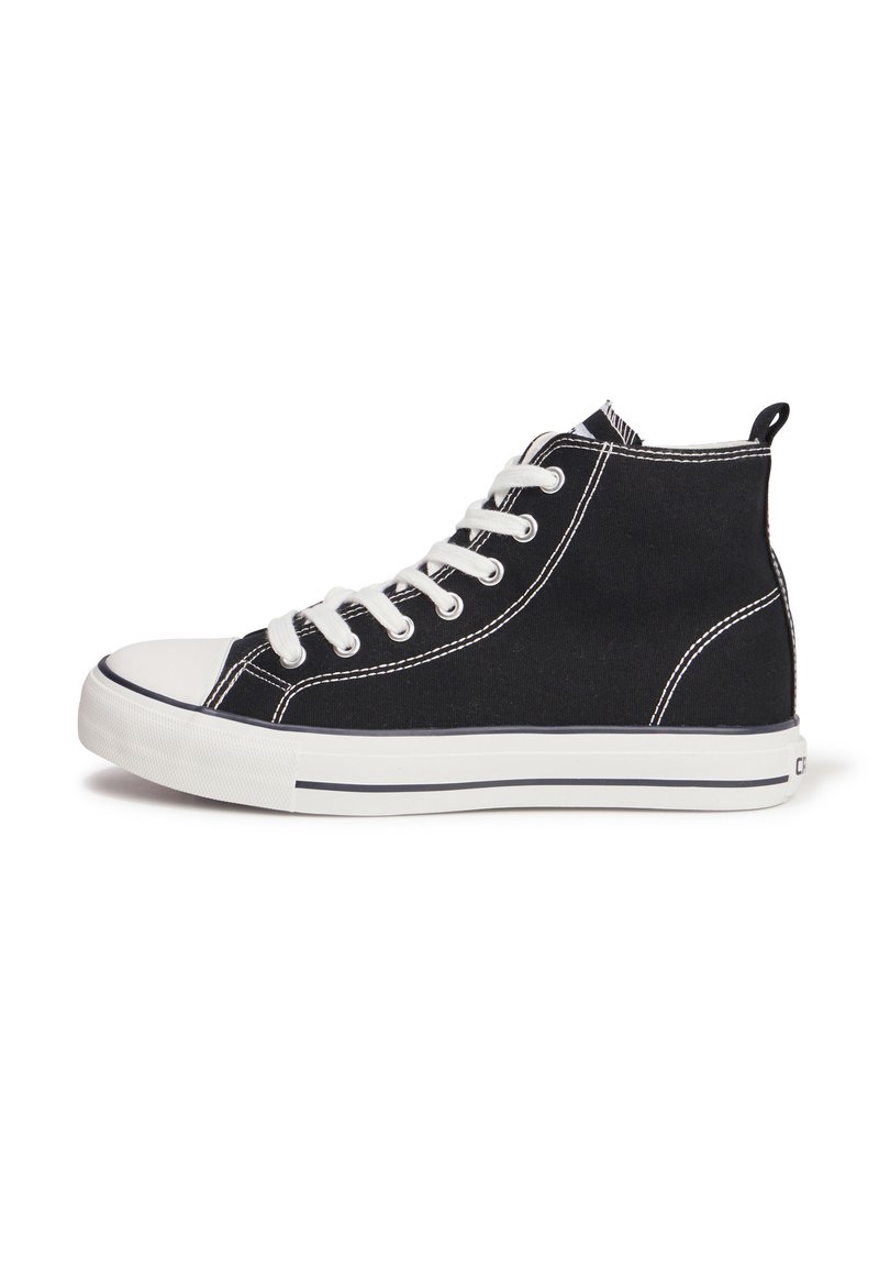 Zapatilla alta de lienzo negra con costuras blancas, puntera de goma y cordones redondeados. Cuenta con una suela blanca contrastante y una pestaña en el talón trasero.