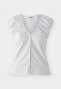 Blouse courte à manches courtes de couleur gris clair avec un décolleté en V profond. Dispose de détails froncés aux épaules et d'un ourlet droit, fabriquée à partir d'un tissu doux et lisse.