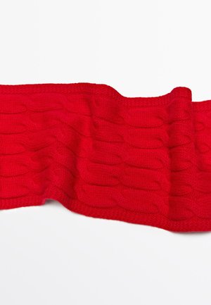 Rode gebreide sjaal met een textuur van kabelpatroon, een gladde afwerking en stevige randen, die een levendige kleur en een gezellige stof toont.