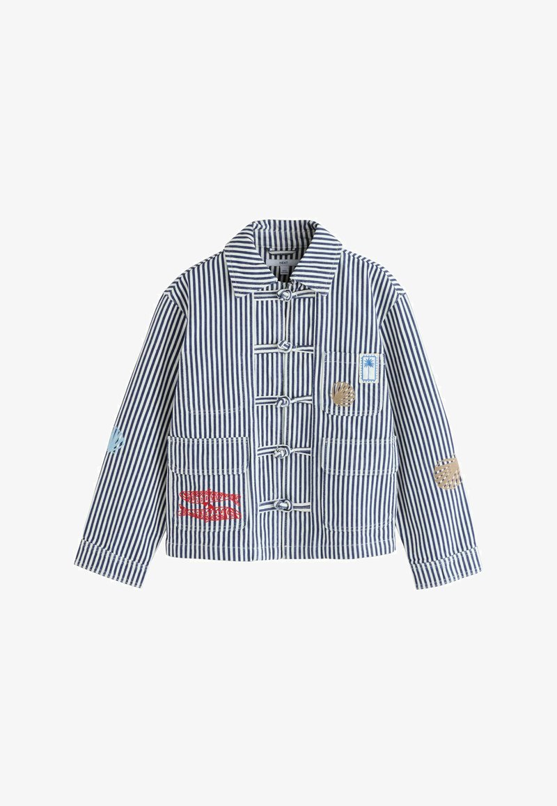 Veste à rayures verticales bleues et blanches avec poches avant, boutons noués à fermeture, et petites écussons en forme de coquillages et poissons rouges, bruns et bleus.