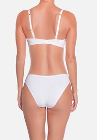 Ensemble de soutien-gorge et culotte blanc avec bretelles réglables et design sans couture. Matériau en coton doux avec une texture lisse et des détails de couture minimaux.
