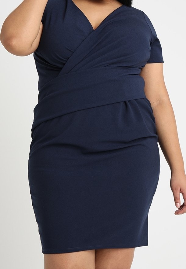 Mörkblå figurnära klänning i ett strechigt tyg, med en omlott-design, korta ärmar och rynkdetaljer vid midjan.