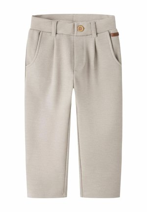 Lyse beige bukser i textured stof med bæltestropper, forreste knap, sidelommer og et lille brunt lædermærke med mærkenavn på linningen.