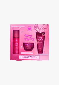 Set levigante composto da tre prodotti: una nebbia per capelli e corpo rosa, un burro per il corpo rosa in un contenitore rotondo e un gel doccia, tutti con un packaging vivace.