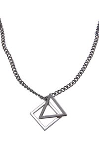 Collier en métal avec une chaîne noire présentant deux formes géométriques entrelacées : un triangle et un carré, tous deux avec une finition polie.