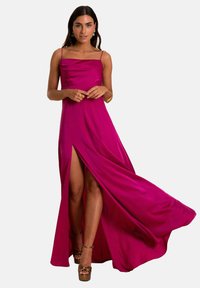 Fuchsia satijnen avondjurk met een recht neckline, spaghettibandjes en een hoge split tot de dij. Heeft een vloeiende silhouet en een gladde textuur.
