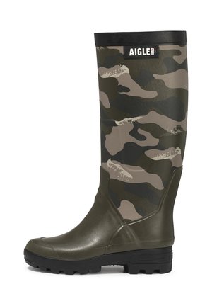 Wysokie gumowe buty z górną częścią w zielono-brązowy kamuflaż, dolną solidną oliwkową częścią, czarną podeszwą oraz logo AIGLE blisko góry.