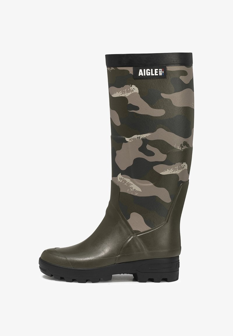 Bota alta de goma con parte superior de camuflaje verde y marrón y parte inferior sólida en color oliva, suela negra y logo de AIGLE cerca de la parte superior.
