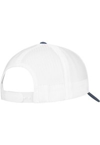 Hvid mesh baseball cap med en solid navy blue skygge. Har en justerbar snapback lukning til tilpasning af størrelse.