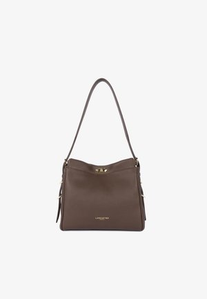 Borsa a tracolla in pelle marrone con una finitura testurizzata, dotata di hardware dorato, una singola tracolla e una chiusura a patta superiore.