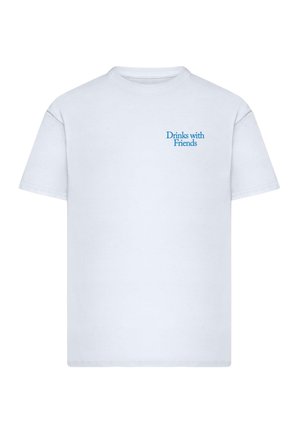Weißes Baumwoll-T-Shirt mit kurzen Ärmeln und rundem Halsausschnitt. Bedruckter Text "Drinks with Friends" in Blau auf der oberen linken Seite.