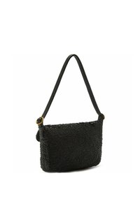 Borsa nera con superficie tessuta e strutturata, dotata di una sottile tracolla e un dettaglio in metallo color oro su un lato.