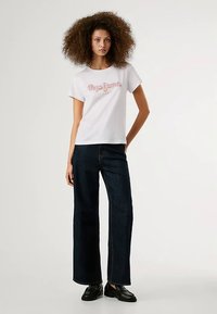 Hvit bomulls-T-skjorte med rosa brodert logo, korte ermer, kombinert med mørkeblå vide bukser med rette ben, med en rett silhuett og minimale detaljer.