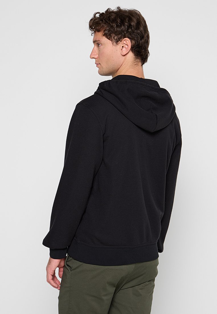 Czarny hoodie z miękkiego materiału, z kieszenią kangurką i ściągaczami. Prosty design, bez widocznych wzorów czy logotypów.