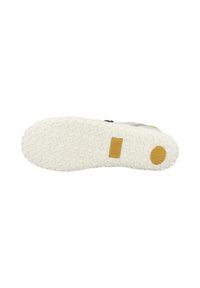 Sportschuhsohle aus weißem Gummi mit strukturiertem Grip. Besitzt ein gelbes Logo und ein kreisförmiges Muster nahe der Ferse, das Griffigkeit und Unterstützung anzeigt.