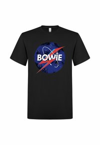 Černé tričko s kruhovým motivem s modrým vesmírným pozadím, bílým nápisem "BOWIE" a červenými prvky ve tvaru blesku.