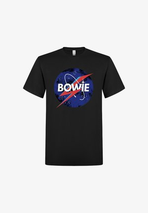 Svart T-skjorte med en sirkulær grafikk med blått rombakgrunn, hvit tekst "BOWIE" og røde lyn-design.