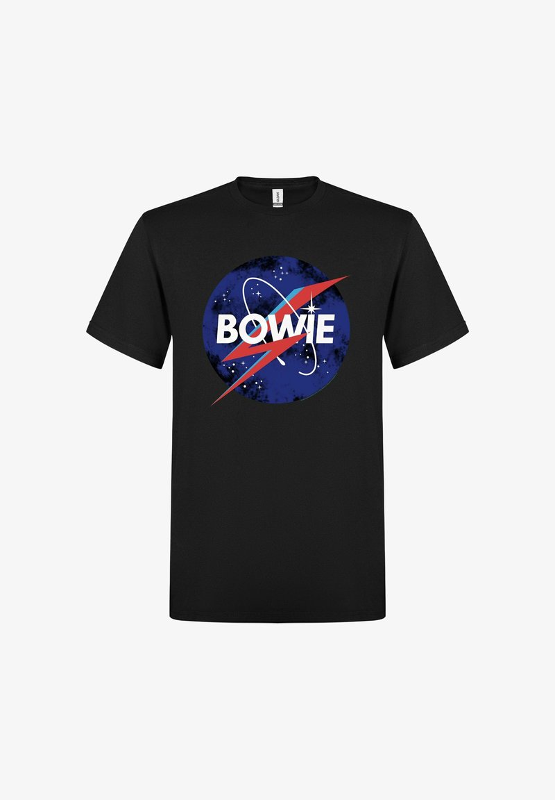 Černé tričko s kruhovým motivem s modrým vesmírným pozadím, bílým nápisem "BOWIE" a červenými prvky ve tvaru blesku.