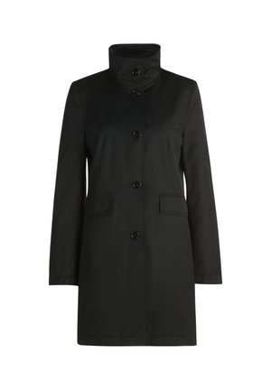 Zwarte jas met een hoge kraag, vijf knopen en twee voorzakken. Gemaakt van een gladde, lichte stof met een rechte silhouet.
