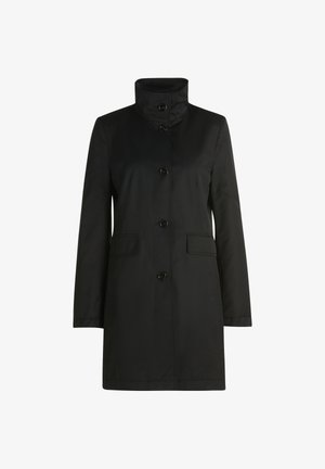 Zwarte jas met een hoge kraag, vijf knopen en twee voorzakken. Gemaakt van een gladde, lichte stof met een rechte silhouet.