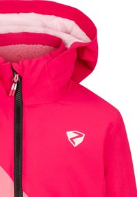 Fuchsia-Jacke mit einem pelzigen Innenfutter, einer Kapuze und einem schwarzen Reißverschluss. Mit einem weißen Logo auf der Brust und farblich abgesetzten rosa Akzenten.