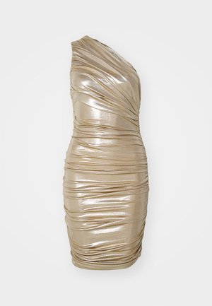 Eén-schouder metallic gouden jurk met gerimpelde details, getailleerde silhouet en een gladde textuur, die een glanzende afwerking toont.