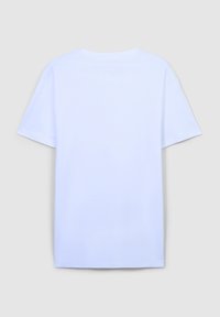 T-shirt bianco a maniche corte con collo tondo, visto dal retro su uno sfondo grigio chiaro.