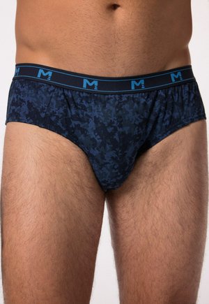 Männer-Bikini in Dunkelblau mit Camouflage-Muster. Der elastische Bund hat ein kontrastierendes blaues Logo. Weicher, dehnbarer Stoff mit passgenauer Form.