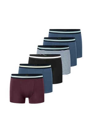 Zes paar herenboxers in verschillende kleuren, waaronder effen blauw, zwart, gestreept blauw en wit, en bordeaux, gerangschikt in een trapvormige rij.