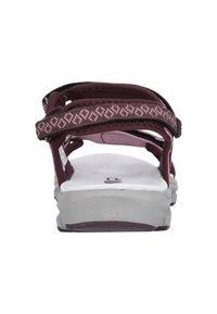 Mörkröd sandal med dubbla justerbara remmar med geometriska mönster, vit vadderad fotbädd och grå texturerad sula.