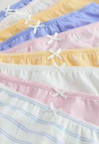 Assortiment van slips in pastelkleuren: geel, roze, blauw, wit en lavendel, met kantafwerking en kleine strikjes op de tailleband.