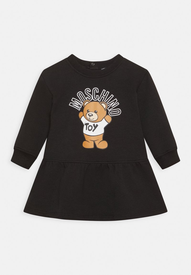 Robe noire à manches longues pour tout-petit avec ourlet froncé, ornée d'un ours en peluche portant un t-shirt « TOY » et le texte « MOSCHINO » au-dessus.