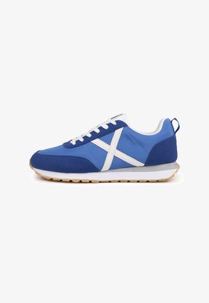 Blauwe sneakers met een bovenwerk van suède en stof, voorzien van een wit X-design, witte veters en een buitenzool van gumrubber. Gestructureerde panelen en accenten.
