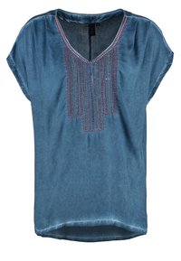 Niebieski krótki top z krótkim rękawem i dekoltem w serek, zdobiony złożonymi koralikami w pionowe linie na przodzie oraz o miękkiej, gładkiej fakturze.