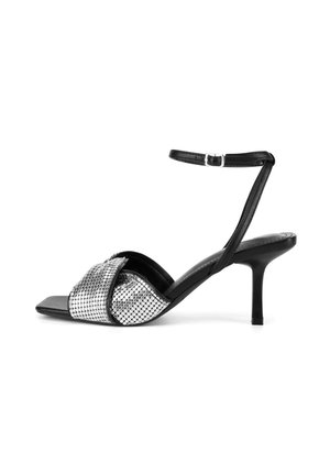 Juodos aukštakulnės santalkos su kulkšnies dirželiu, turinčios blizgų sidabrinį tinklelio viršų ir kryžminį dizainą, kvadratinis pirštas ir tekstūruotas paviršius.