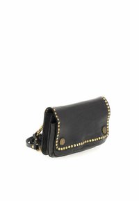 Borsa a tracolla in pelle nera con pattina pieghevole, dettagli borchiati lungo i bordi e tracolla rimovibile, con accessori in tonalità oro.