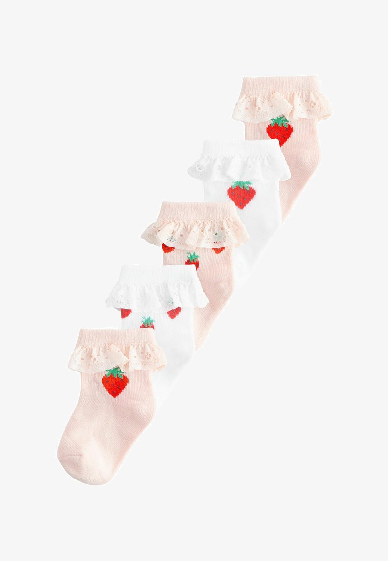 Cinq paires de chaussettes pour bébé roses et blanches avec des volants en dentelle et des motifs de fraises rouges disposés en ligne diagonale.