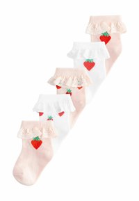 Set med fem ankelsockor som har ett jordgubbsdesign, pastellrosa och vita färger, spetsvolanger upptill, stickad textur.