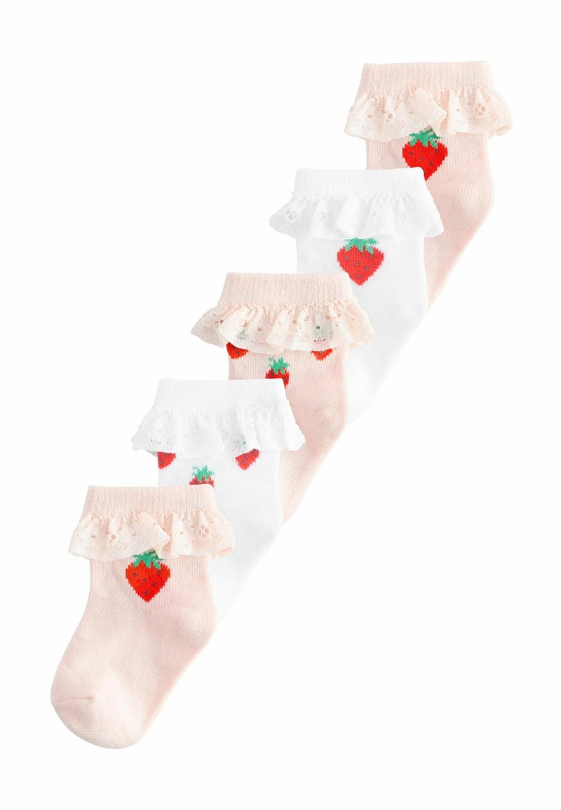 Set med fem ankelsockor som har ett jordgubbsdesign, pastellrosa och vita färger, spetsvolanger upptill, stickad textur.