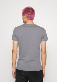 Calvin Klein Jeans MICRO BRANDING ESSENTIAL TEE - T-shirt básica - fossil grey