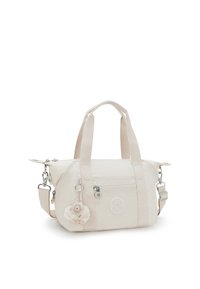 Beige synthetische Handtasche mit abgerundeter Form, doppelten Griffen, verstellbarem Riemen, Frontreißverschlussfach und einem Anhänger mit einem flauschigen Tier.