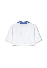Polo shirt bianco accorciato con colletto a righe blu e maniche corte e ampie. Texture liscia con un design semplice. Nessun dettaglio aggiuntivo visibile.