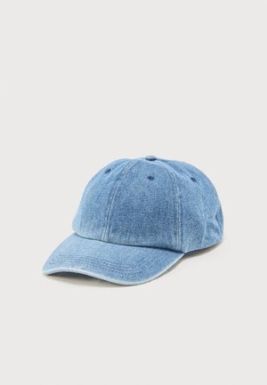 Lys blå denim baseballcaps med sømmer og seks ventilasjonshull på en ensfarget hvit bakgrunn.