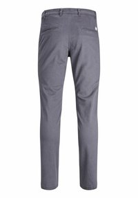 Šedé pánské kalhoty s hladkým materiálem, slim fit, poutky na opasek a dvěma zadními kapsami. Obsahují malé logo na pásku.